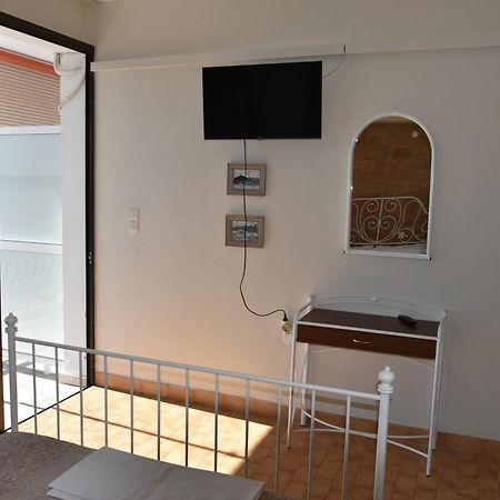 Lions 2 Studios & Apartments, Poros Island. Poros Town Exterior foto