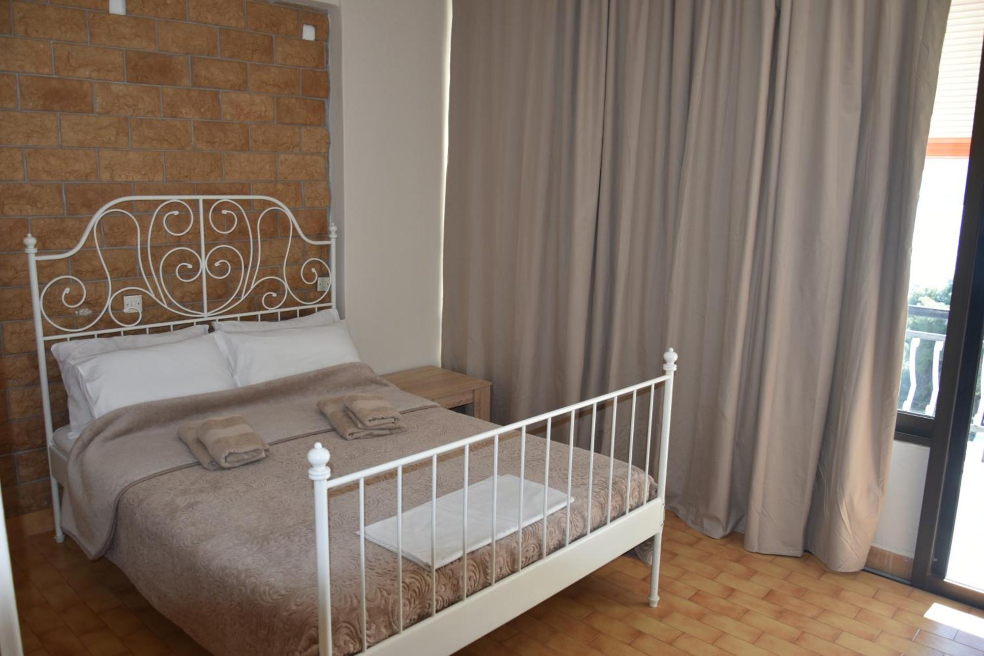 Lions 2 Studios & Apartments, Poros Island. Poros Town Exterior foto