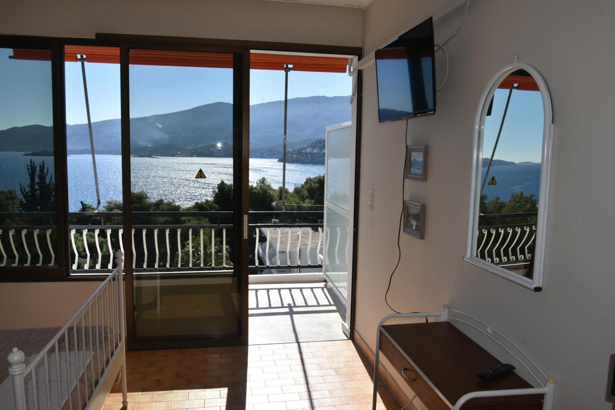 Lions 2 Studios & Apartments, Poros Island. Poros Town Exterior foto