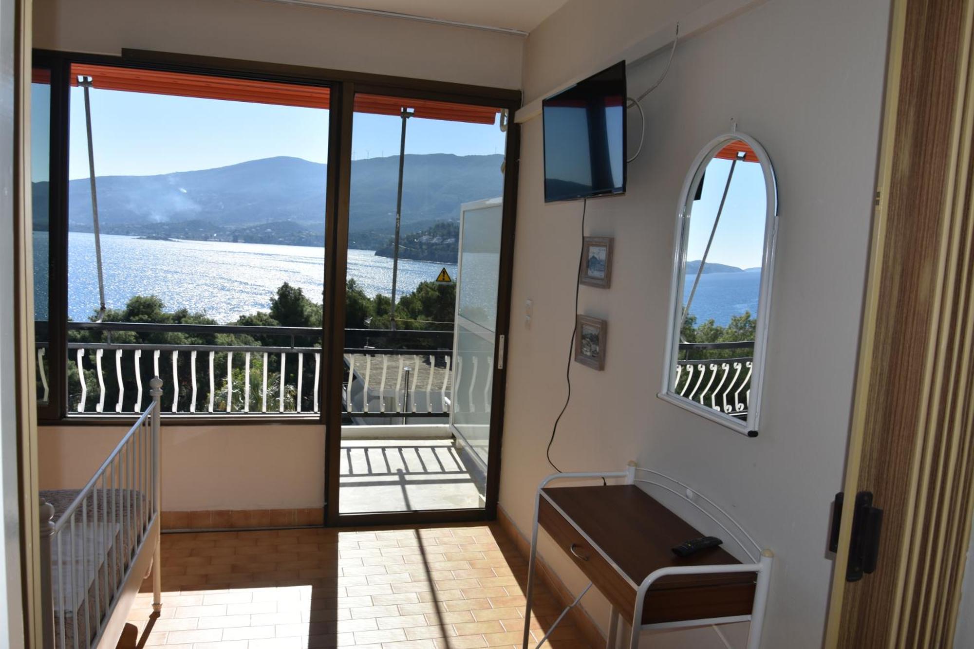 Lions 2 Studios & Apartments, Poros Island. Poros Town Exterior foto