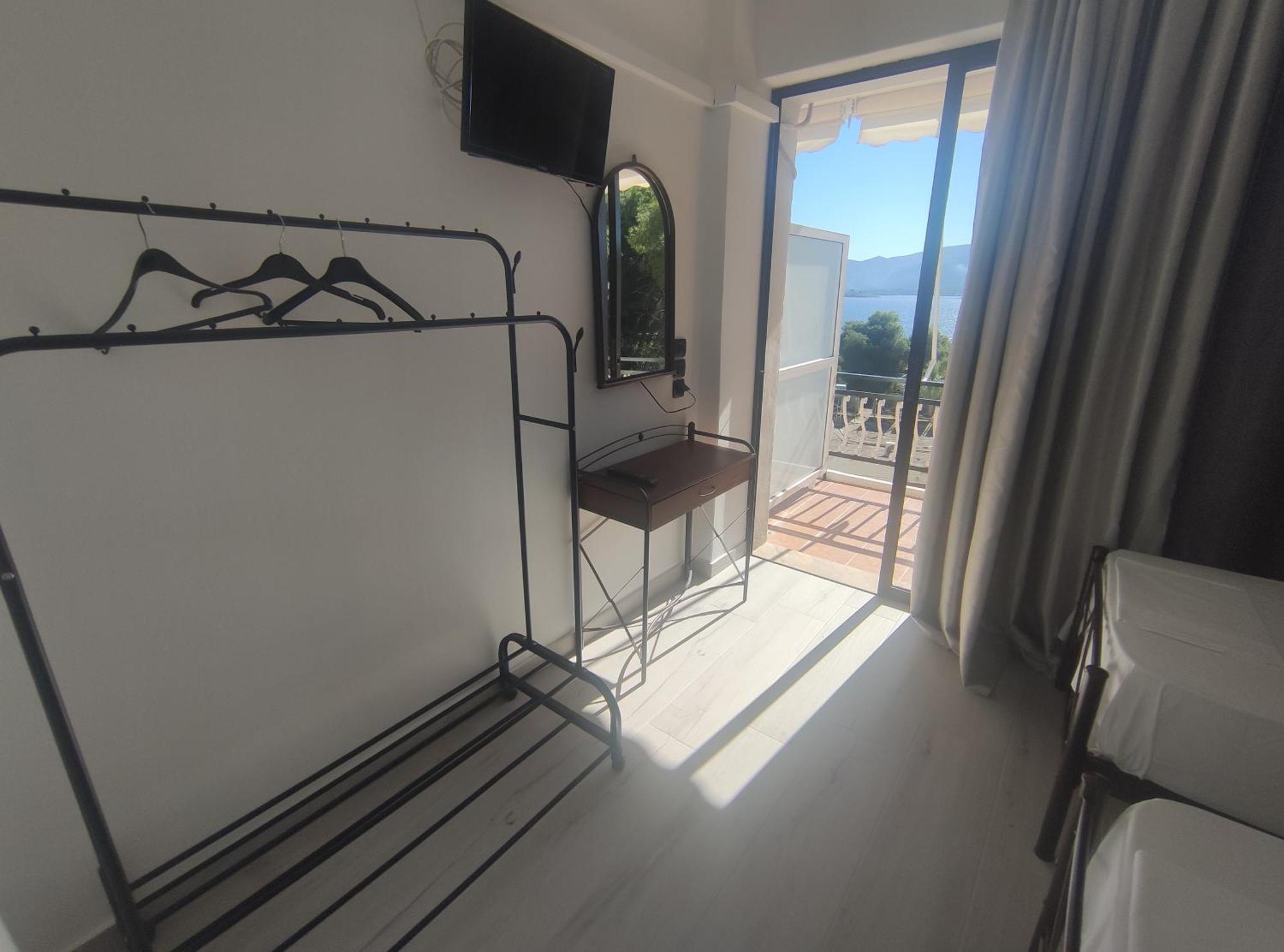 Lions 2 Studios & Apartments, Poros Island. Poros Town Exterior foto